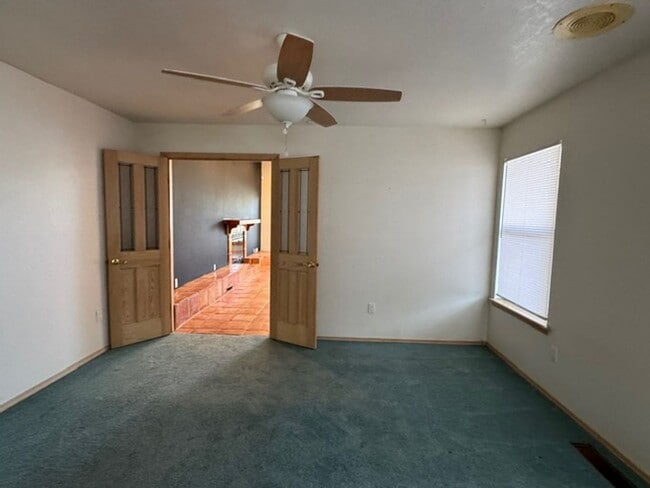 Building Photo - Pool & Hot Tub on the Golf Course Too! Mes...
