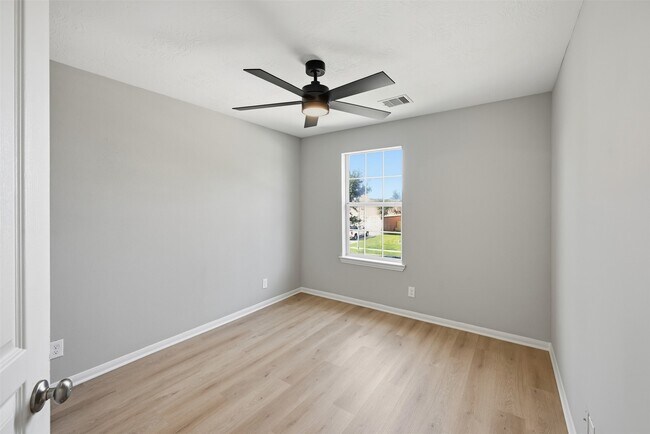 Building Photo - 10922 Woodwind Shadows Dr