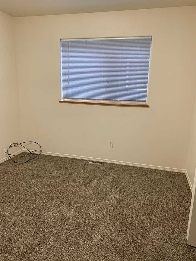 Building Photo - 3 Bdrm, 1 & 1/2 Ba | Muldoon & E 36th Ave ...