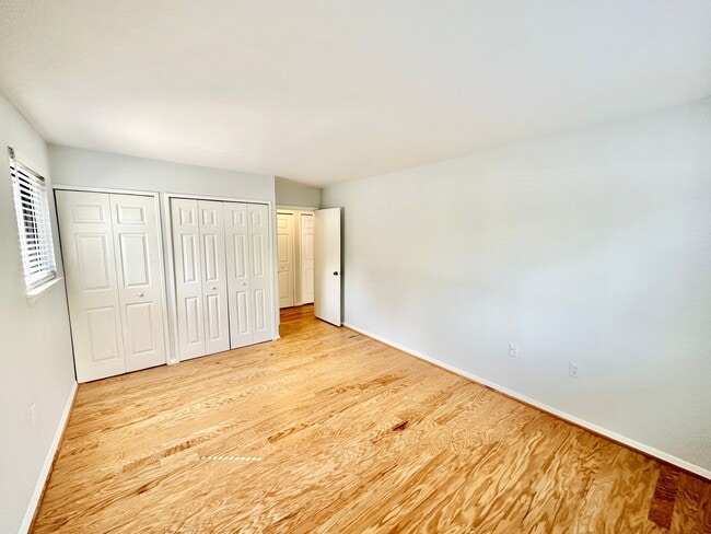 Building Photo - Spacious One Bedroom Condo In the Heart of Dupont - 17th/New Hampshire.