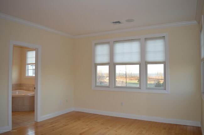 Building Photo - 606 Park Ave