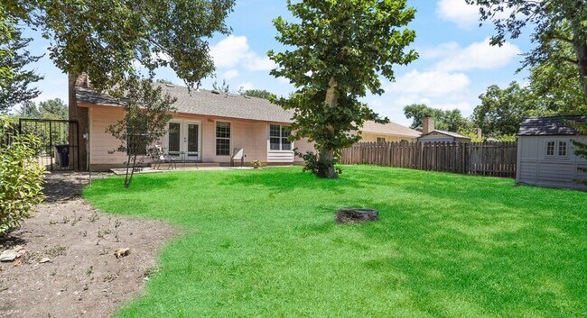 Building Photo - 4611 Cedargrove Dr