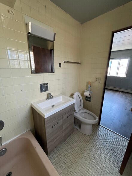 Building Photo - 220 N 4th St