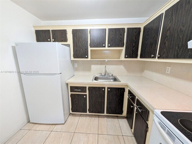 Building Photo - 6040 SW 26th St