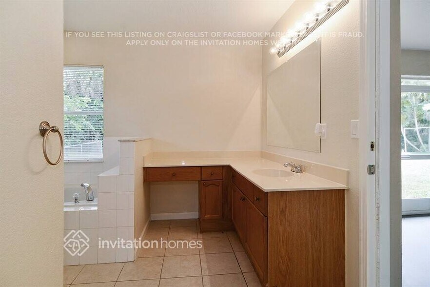 Building Photo - 1070 SW Aurelia Ave