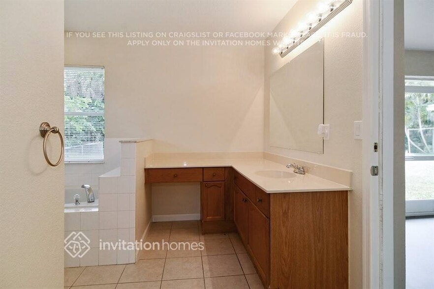 Building Photo - 1070 SW Aurelia Ave