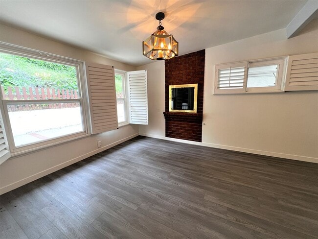 Building Photo - Gorgeous 3 Bedroom 1.5 Bath Home located i...