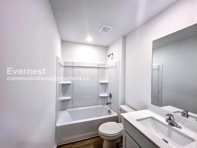 Building Photo - 104 E Sunbelt Ct