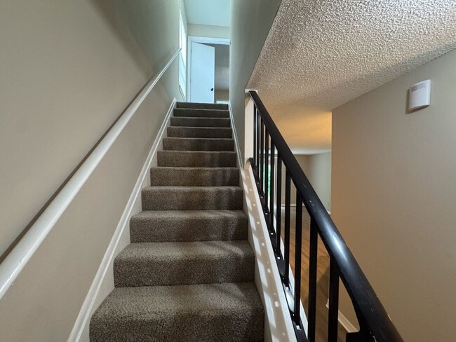 Building Photo - Beautiful 2/2 Townhouse with one car garag...