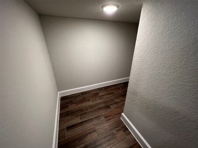 Building Photo - 547 Kingston Ln