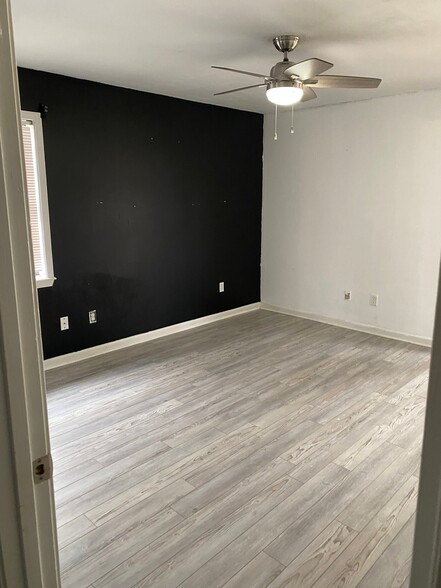 Building Photo - 813 Brooks Blvd