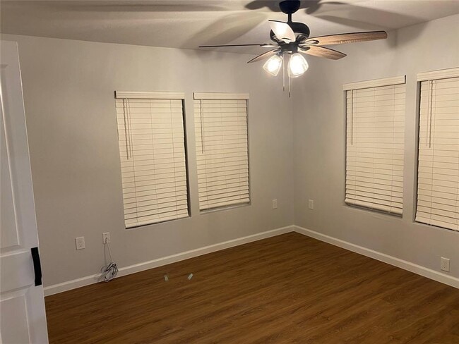 Building Photo - 421 Mockingbird Ln