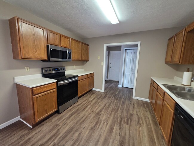 Building Photo - 1012 Willow Creek Cir