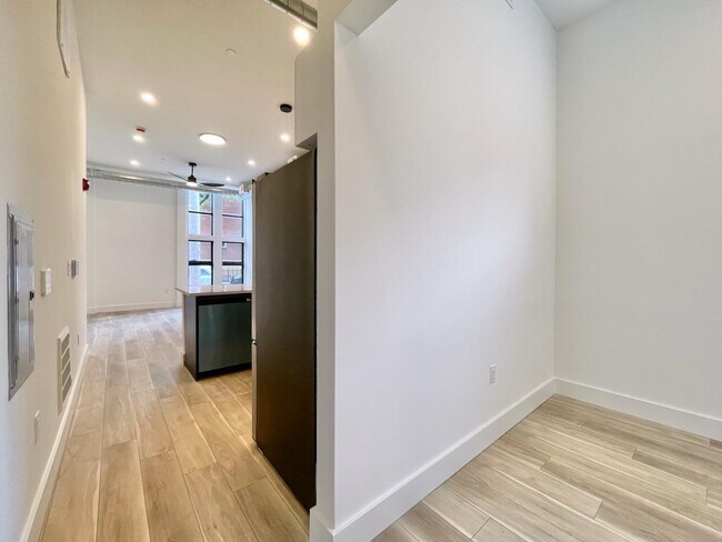 Building Photo - 375 Monmouth St