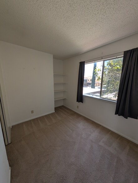 Building Photo - 1644 Lomaland Dr