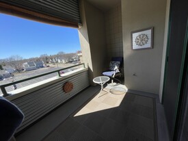 Building Photo - 400 N Richmond St