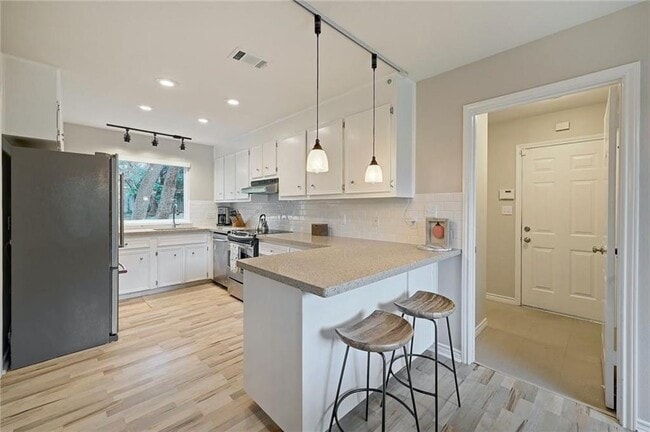 Building Photo - 9405 Caracas Dr