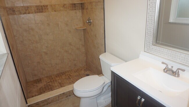 Building Photo - 3 Bedrooms / 2 Bath Brandon Home