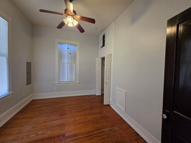 Building Photo - Large one story 3 bedroom Victorian cottage