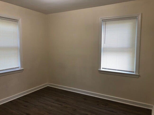 Building Photo - Cozy 2 Bedroom Semi-Attached Home on Quiet...