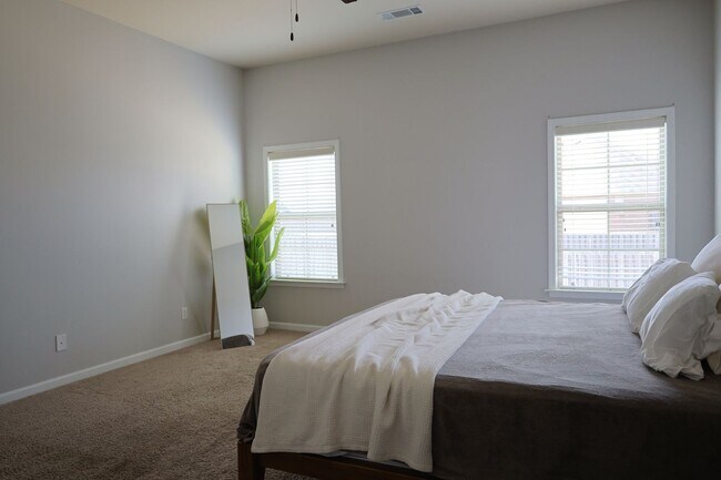 Building Photo - Deer Creek - 4BR/ 2 story/ 2500+SQFT