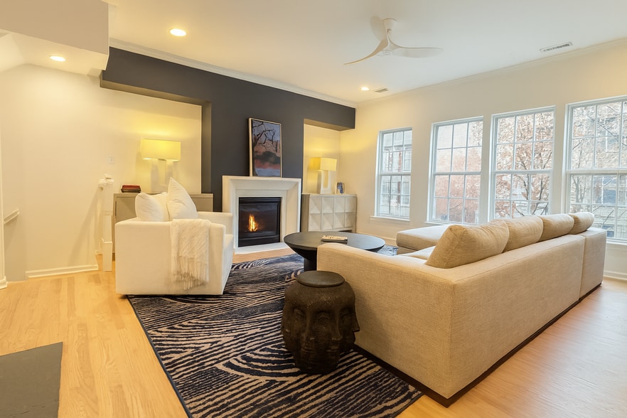 Primary Photo - 250 W Bland St