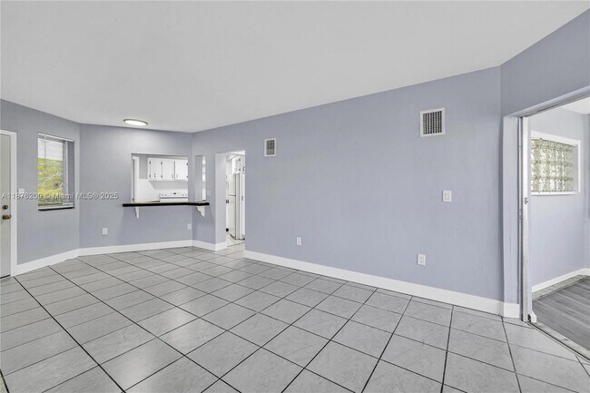 Building Photo - 1659 NE Miami Gardens Dr