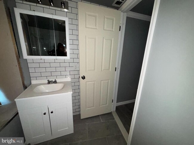 Building Photo - 5463 Lebanon Ave