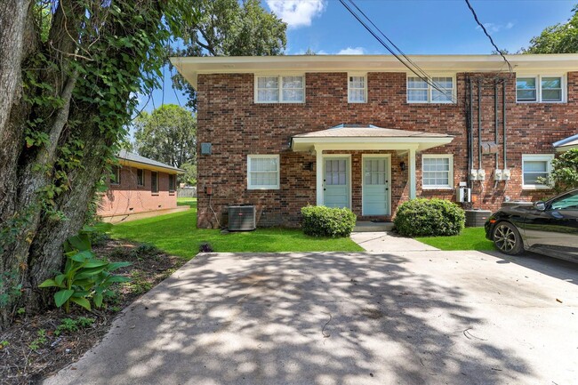 Building Photo - Newly Renovated Townhome near Ardsley!