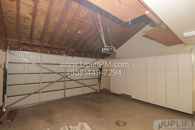 Building Photo - 4 Bedroom 2.5 Bath in San Diego Country Es...