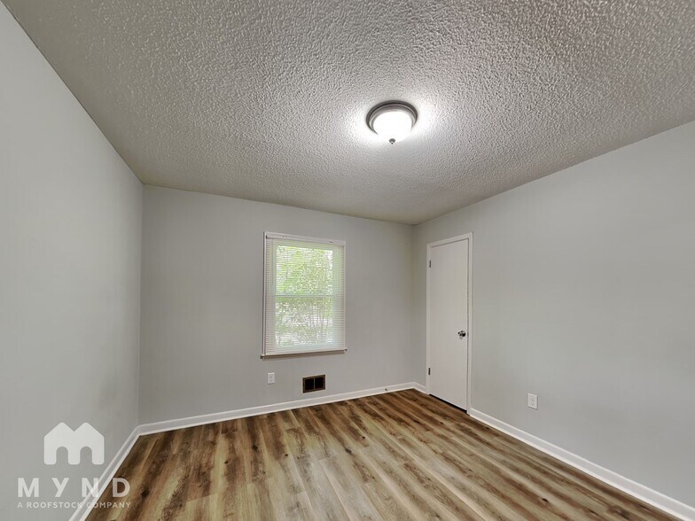 Building Photo - 706 Pond St
