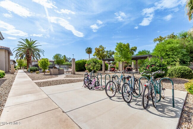 Building Photo - 1402 E Guadalupe Rd