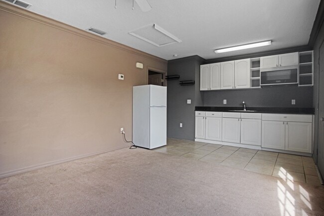 Building Photo - 2326 Fan Palm Dr