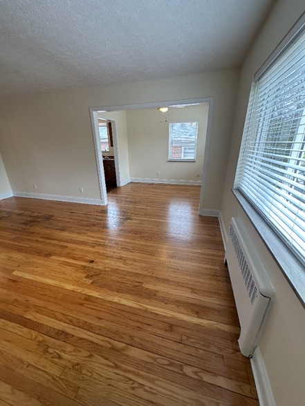 Building Photo - 5937 Oakwood Ave