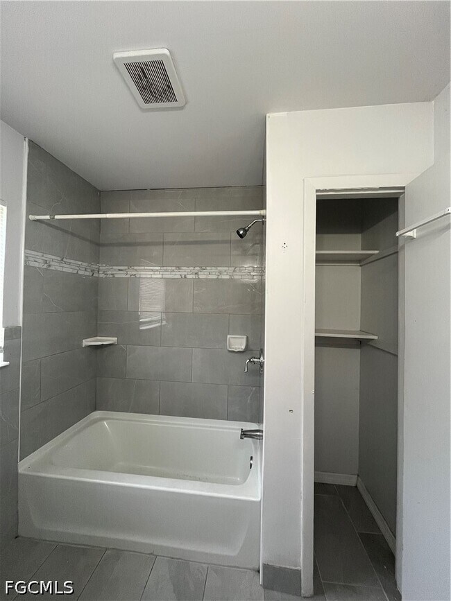 Building Photo - 2031 Maravilla Cir