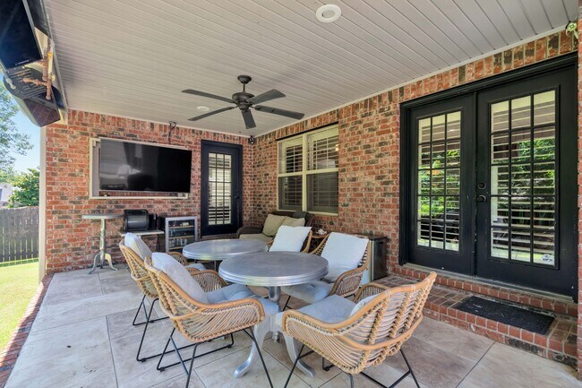 Building Photo - Fabulour Bridgeport S/D Home w/AMAZING out...