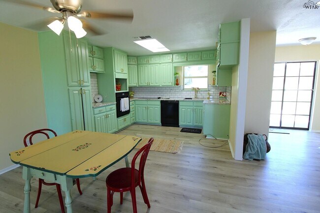 Building Photo - 1218 Christine Rd