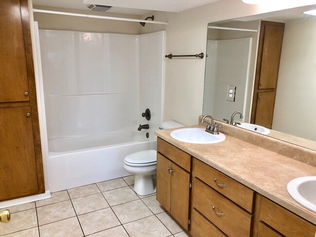 Building Photo - 109 Smith St