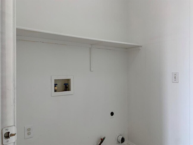 Building Photo - 210 Evergreen Cir