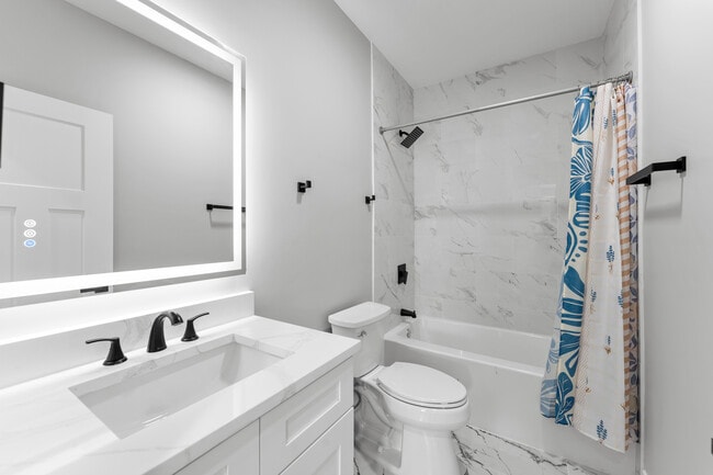 Building Photo - 7428 N Rogers Ave