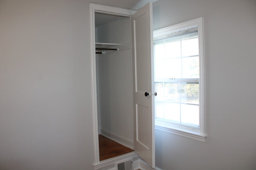 Middle bedroom - 1917 Winton Ave