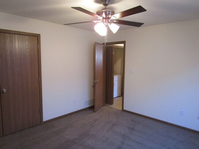 Building Photo - 707-707 Glenstone Dr