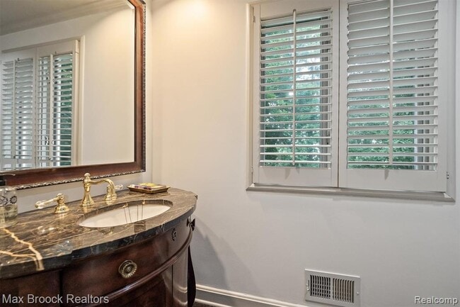 Building Photo - 3333 W Shore Dr