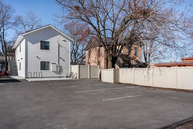 Building Photo - Downtown furnished rental w/ all utilities included (avail. Oct. thru May only)