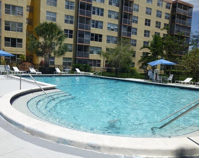 Building Photo - 17890 W Dixie Hwy