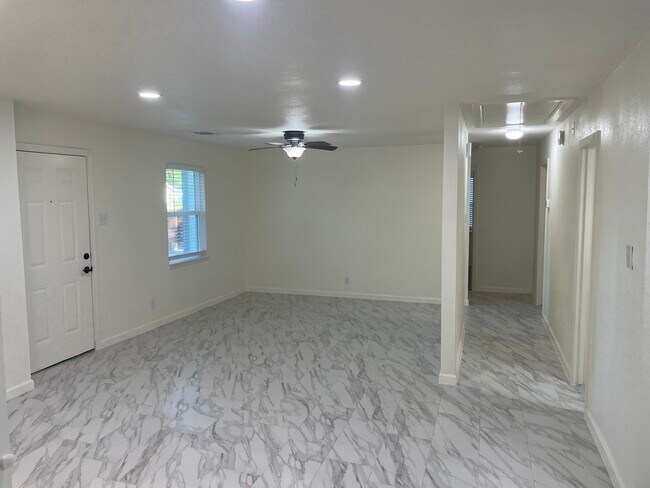 Building Photo - 6705 Covington Dr