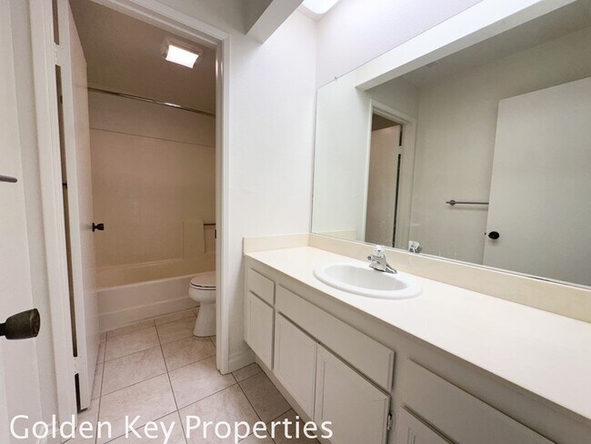 Building Photo - Move-in ready townhome in desirable Summerhill community in Encinitas!