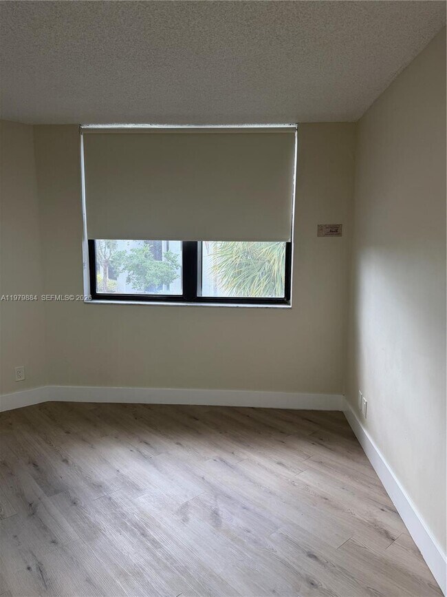 Building Photo - 215 Lake Pointe Dr