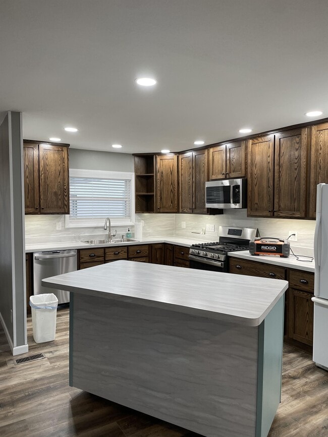 Building Photo - 2224 Oakwood Dr