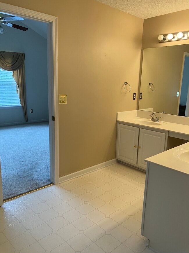 Building Photo - 1 E Okaloosa Way
